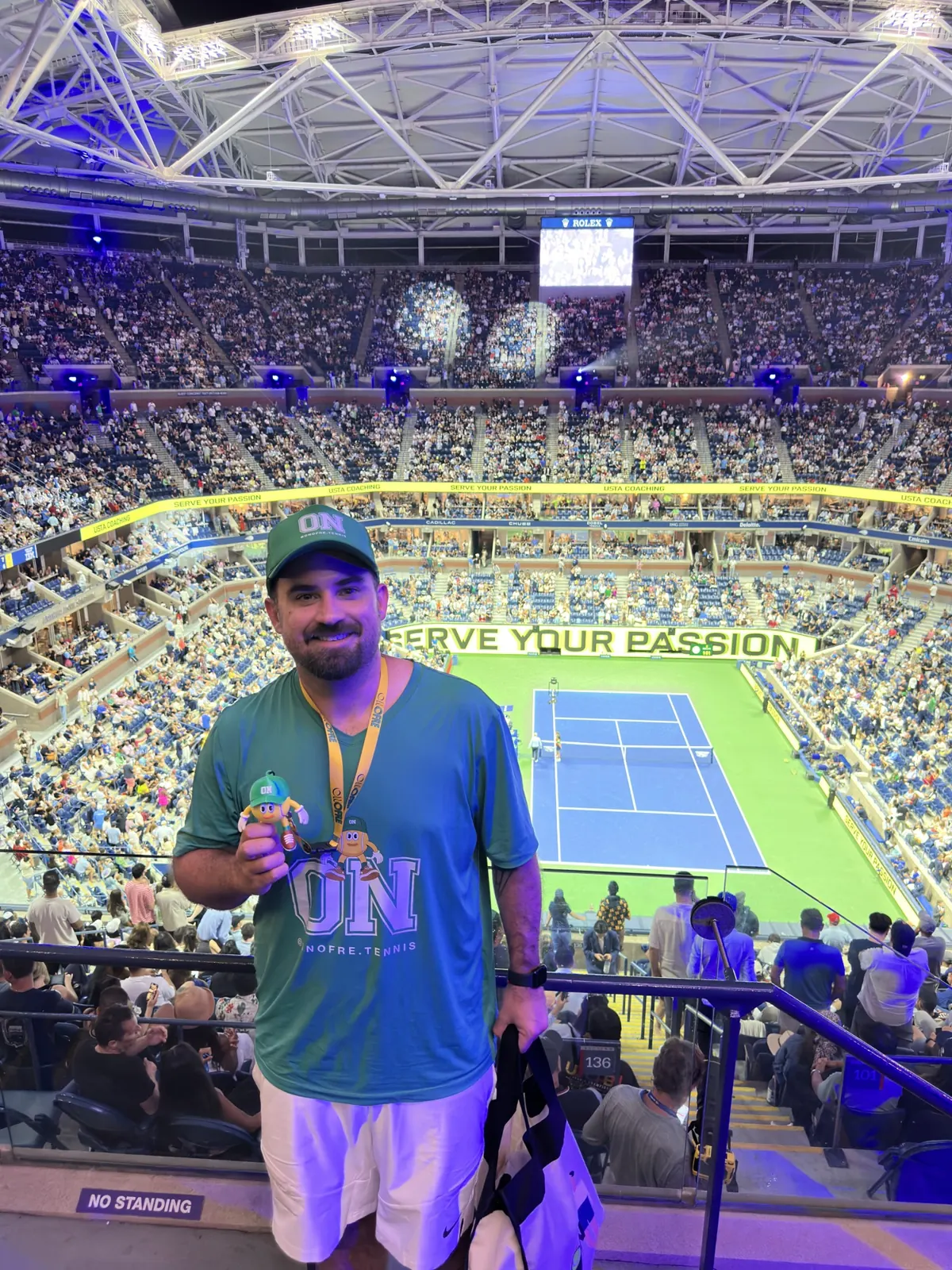 Angelo na arquibancada do Arthur Ashe